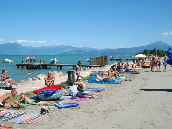 Levendig strand aan het Gardameer bij Roan camping Del Garda.