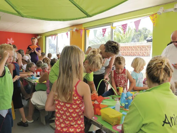Knutselende kinderen op Roan camping Domaine de la Noguière.