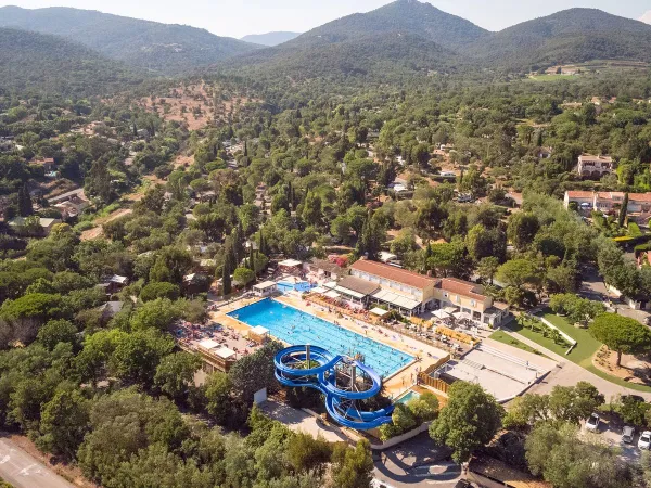 Olympisch zwembad met glijbaan bij Roan camping Domaine Naïades.