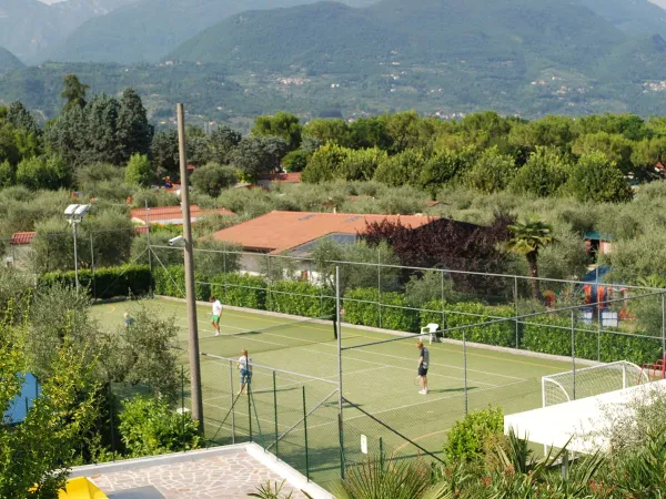 Tennisveld bij Roan camping Eden.