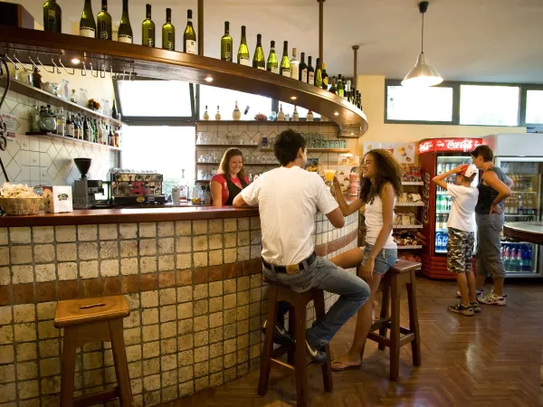 Een bar op Roan camping hu I Pini village.