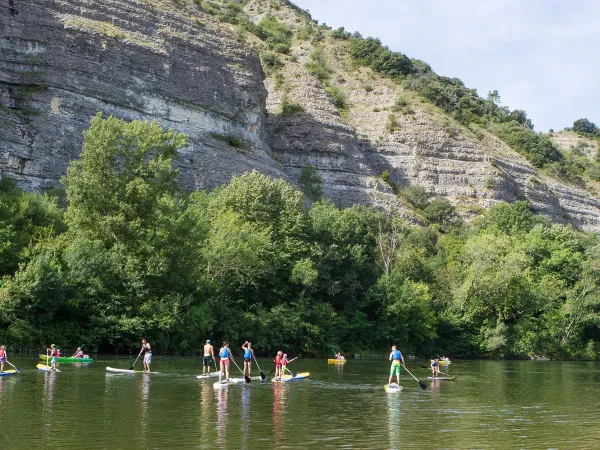 Suppende mensen op de Ardèche vanaf Roan camping Le Grand'Terre.