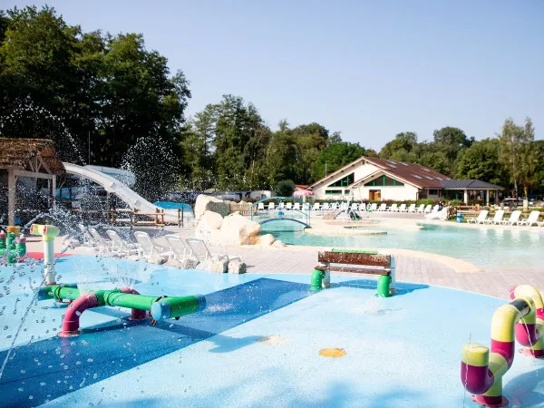 Spraypark en zwembad op Roan camping de Bonnal.