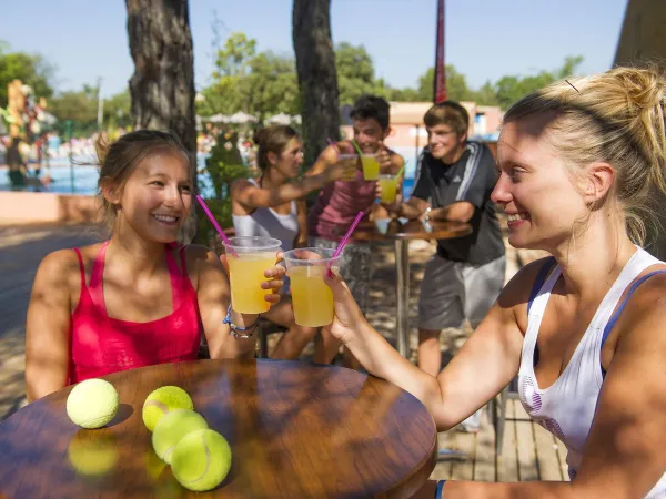 Drankje doen op het terras bij Roan camping Du Verdon.