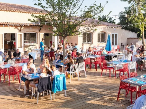 Terras in de zon op Roan camping Du Verdon.