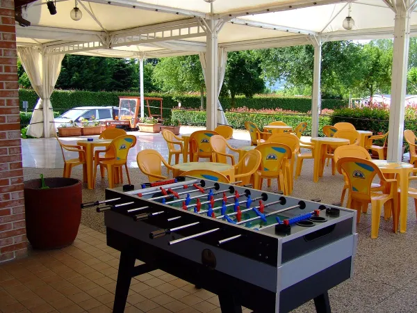 Terras met voetbaltafel op Roan camping Okay Lido.