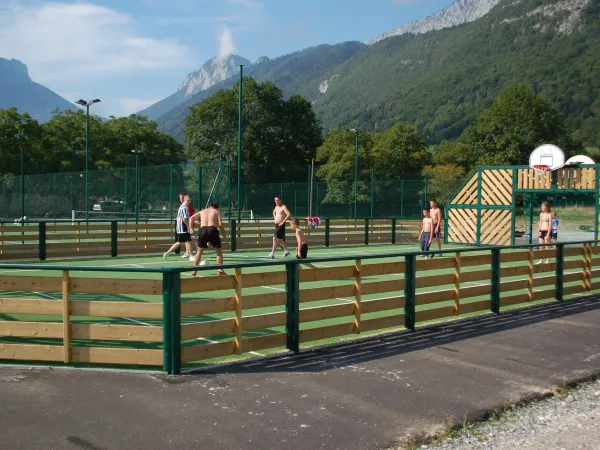 Voetballen op het multisportterrein bij Roan camping L'Ideal.