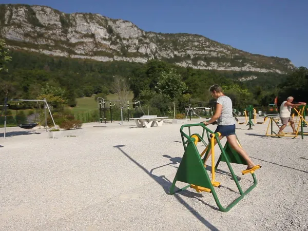 Fitnessapparaten bij Roan camping L'Ideal.