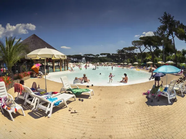 Ligbedjes bij het peuter lagune zwembad op Roan camping hu Park Albatros village.