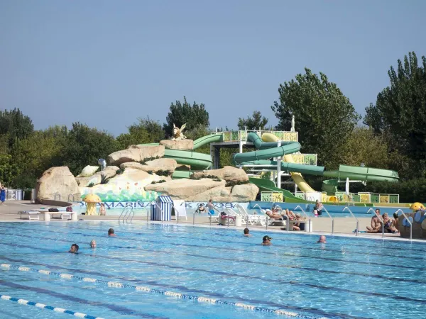 Baanzwembad met glijbanen op Roan camping Marina Di Venetia.