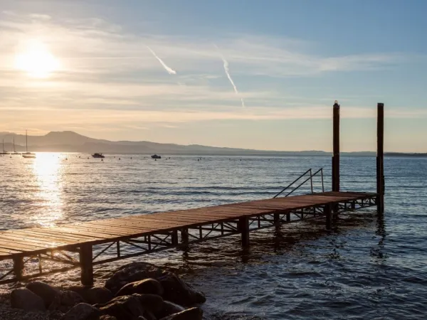 Pier tijdens zonsondergang bij Roan camping Piantelle.