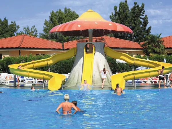 Waterglijbaan in zwembad bij Roan camping Bella Italia.