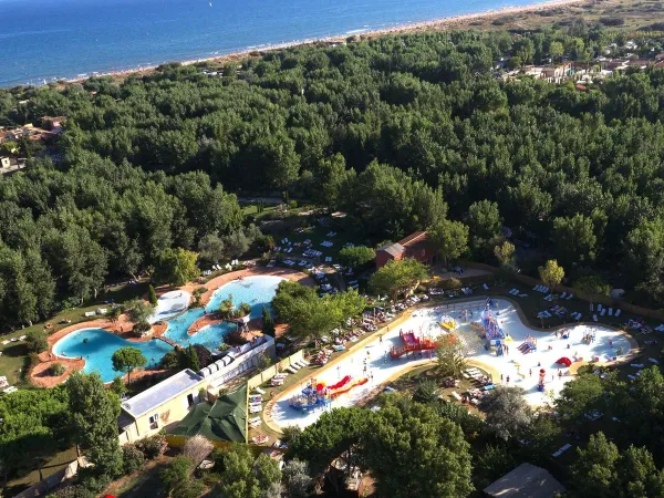 Het zwembadcomplex bij Roan camping Serignan Plage.