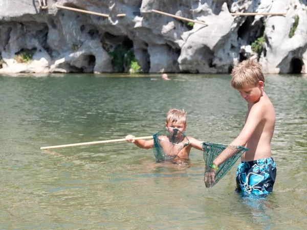 Vissen vangen in de riviertjes in de nabije omgeving op Roan camping Le Ranc Davaine.