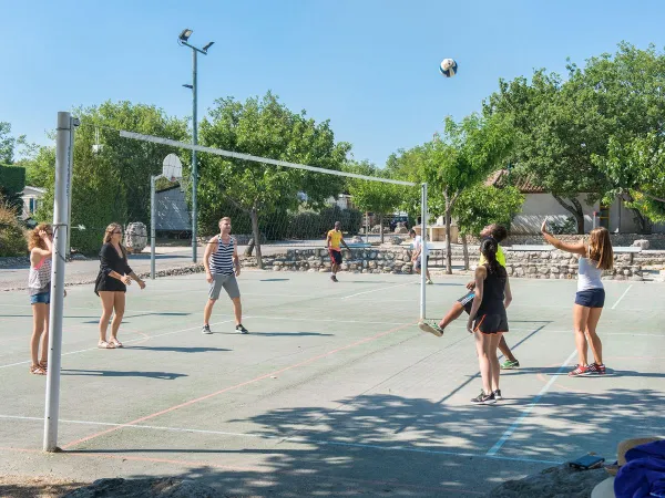 Volleybal bij Roan camping Le Ranc Davaine.