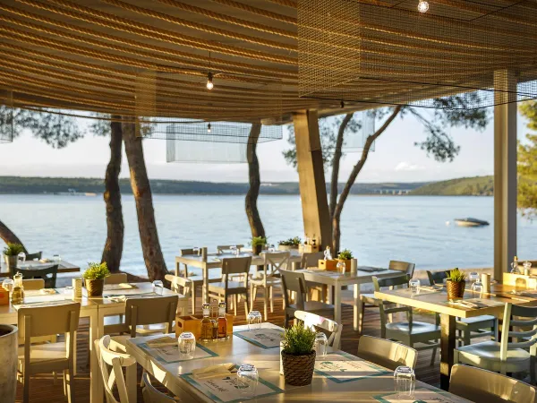 Restaurant met uitzicht op zee op Roan camping Lanterna.