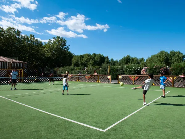 Voetballen op multi-sportveld bij Roan camping Domaine de La Yole.