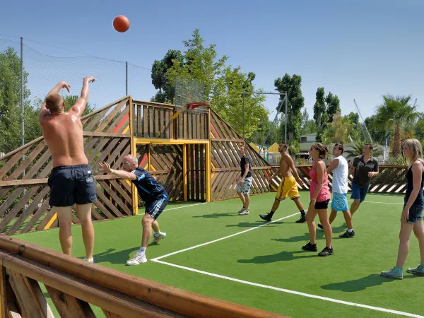 Basketbal op multi-sport veld bij Roan camping Domaine de La Yole.