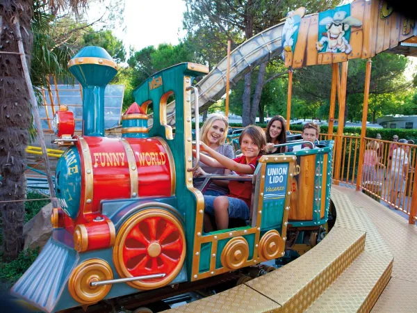 Kermisattractie op Roan camping Union Lido Mare.