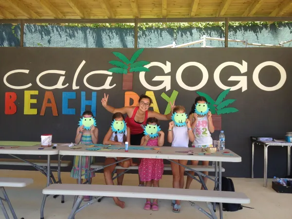 Knutselactiviteit voor kinderen op Roan camping Cala Gogo.
