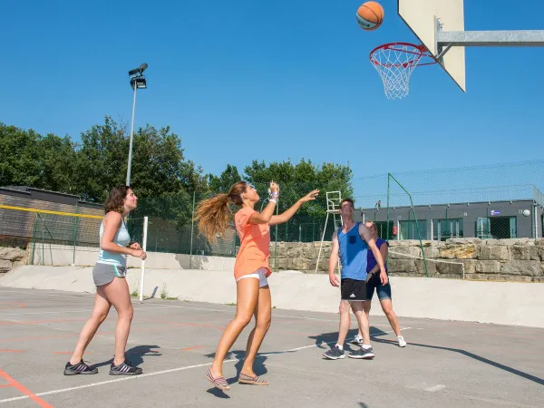 Basketballen op Roan camping Aluna Vacances.