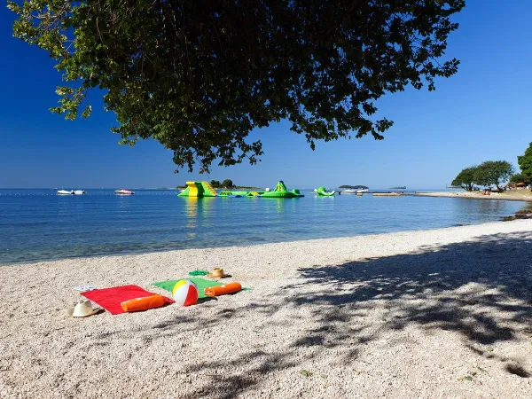 Het strand bij Roan camping Polari.