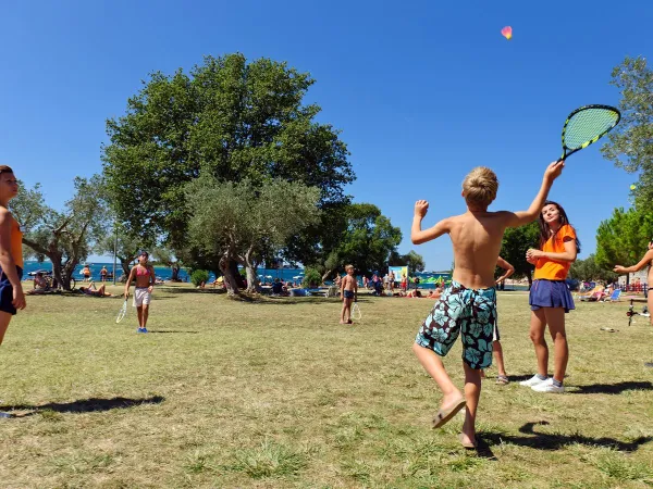 Badminton spelen op Roan camping Polari.