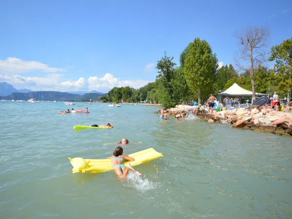 Zwemmen in het meer bij Roan camping Cisano San Vito.