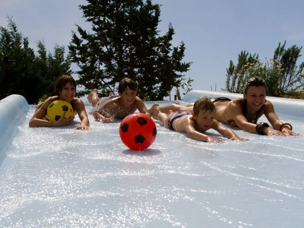 Glijdende kinderen op hu Fabulous village.