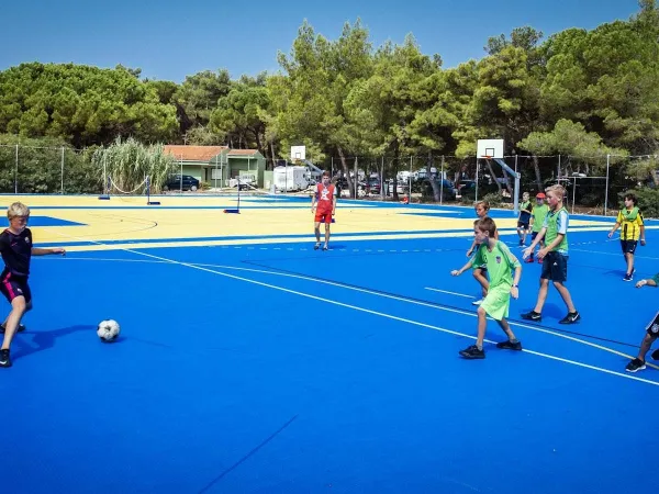 Voetballen op multi-sportveld bij Roan camping Zaton Holiday resort.