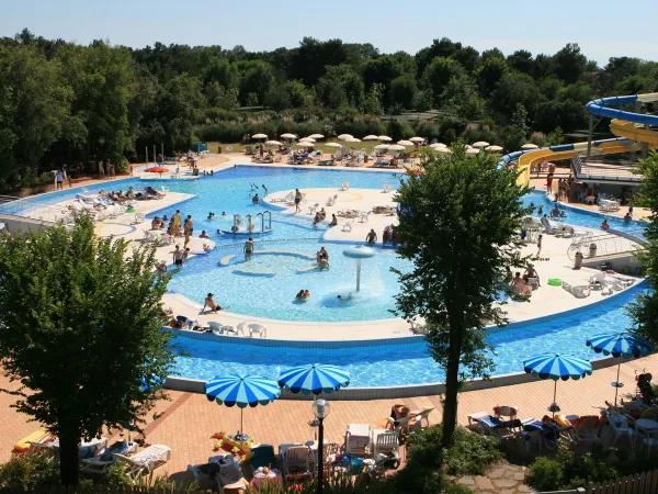 Overzicht zwembad op Roan camping Villaggio Turistico.