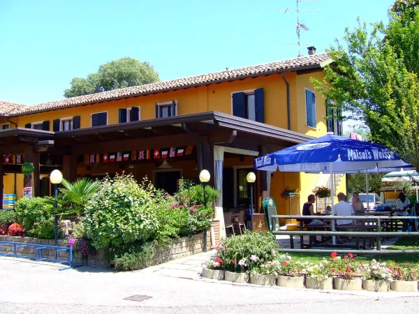 Het restaurant met terras op Roan camping La Rocca Manerba.