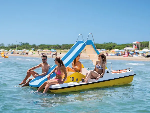 Waterfietsen bij het strand van Roan camping Union Lido Mare.