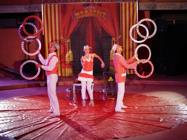 Circus voorstelling bij Roan camping Rubicone.