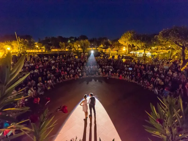 Avond voorstelling bij Roan camping Rubicone.