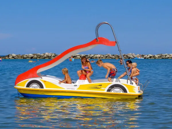 Waterfiets met glijbaan in de zee bij Roan camping Rubicone.