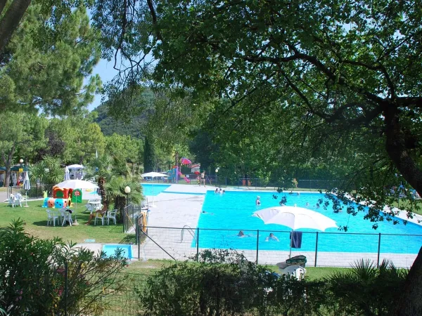 Overzicht van het zwembad op Roan camping La Rocca Manerba.