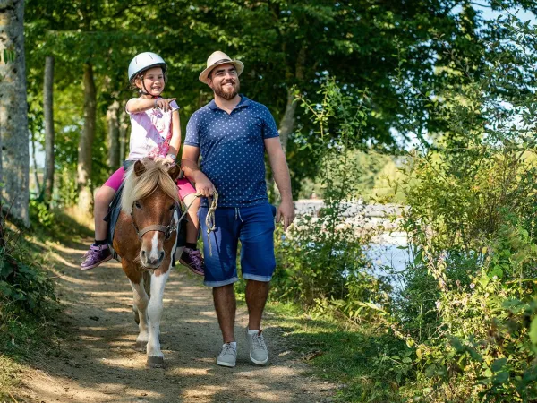 Ponyrijden in de omgeving van Roan camping des Ormes.