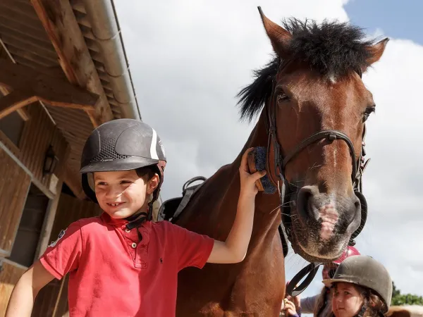 Ponyactiviteit op Roan camping des Ormes.