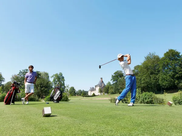 Golfen op Roan camping des Ormes.