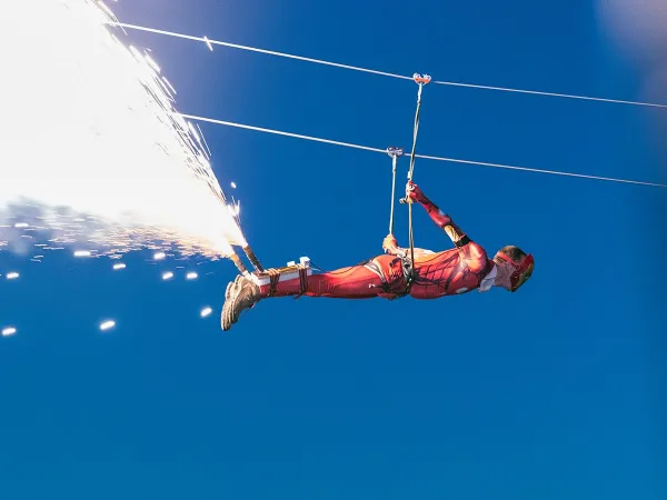 Spectaculaire stuntman op Roan camping des Ormes.