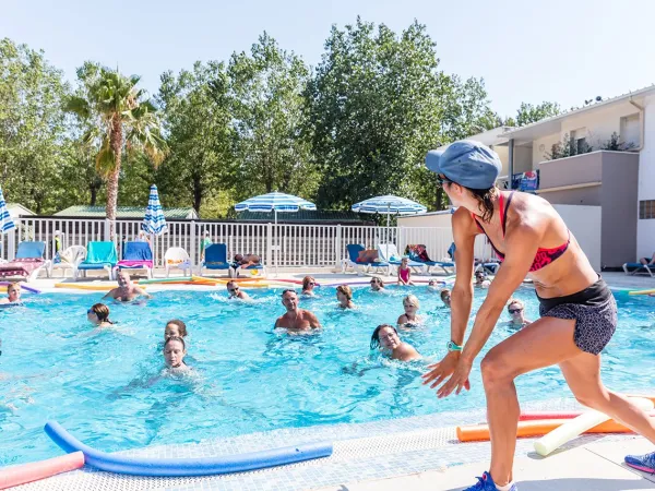 Aquarobics activiteit bij Roan camping Le Napoléon.
