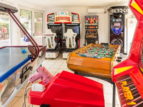 Speelautomatenhal op Roan camping Le Napoléon.