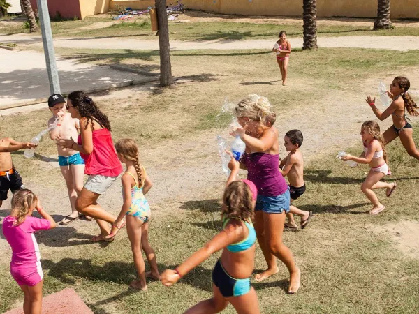 Spelende kinderen op Roan camping Le Soleil Méditerranée.