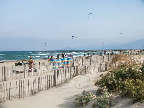 Het strand in de buurt van Roan camping Le Soleil Méditerranée.