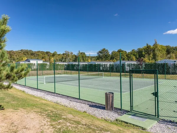 Tennisbaan op Roan camping du Vieux Pont.