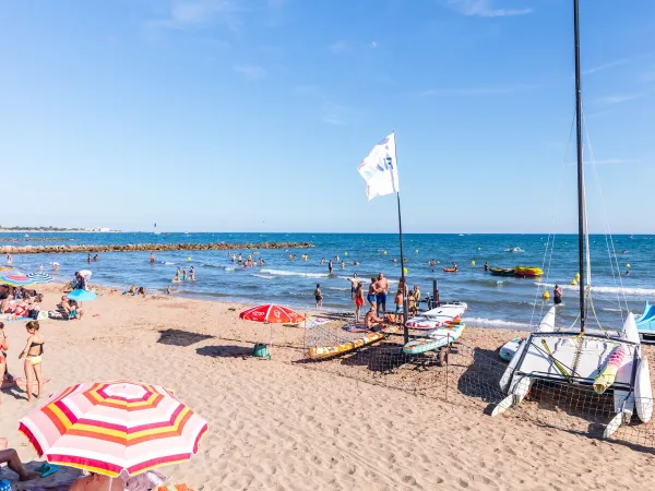 Het strand bij Roan camping Le Napoléon.
