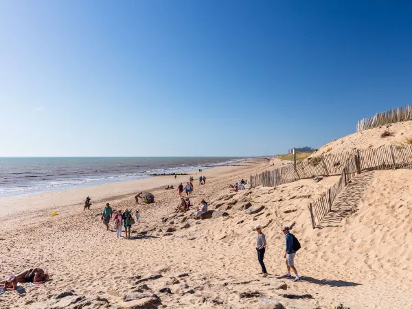 Strand bij Roan camping Le Domaine du Clarys.