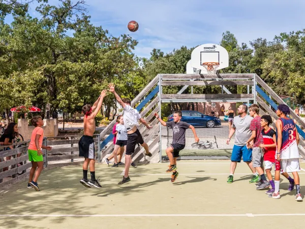 Basketball veld op Roan camping Du Verdon.