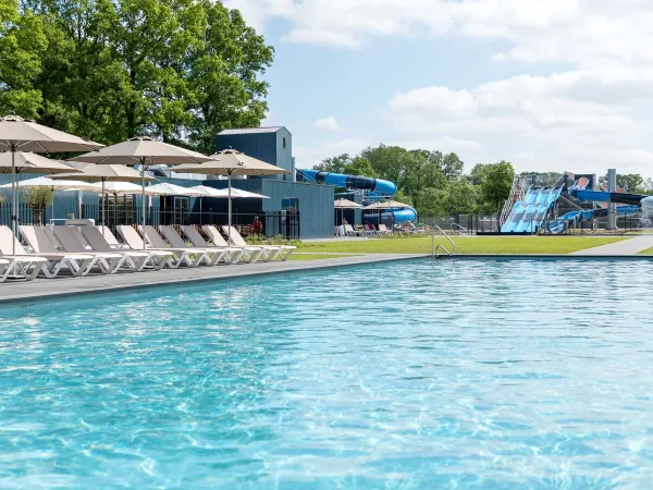 Verwarmd buiten zwembad met 4 waterglijbanen op Roan camping De Twee Bruggen.